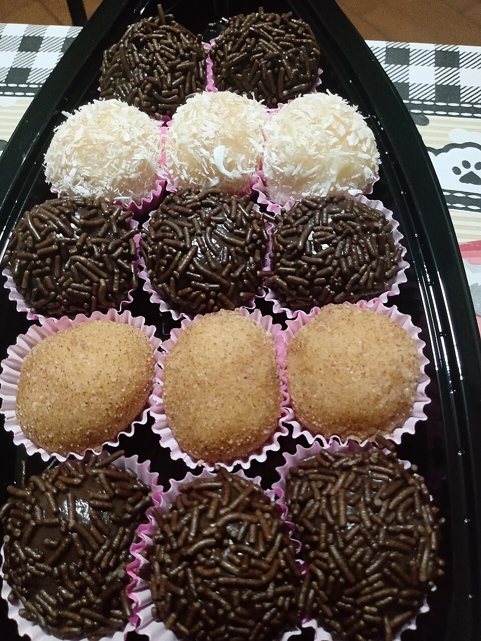 Brigadeiros com granulado em forminhas de papel