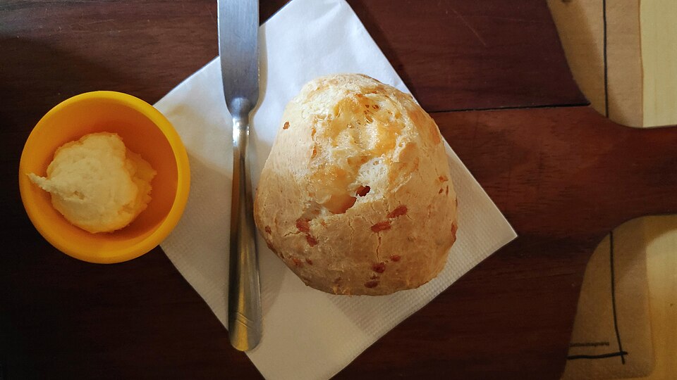 Pães de queijo recém-assados amontoados